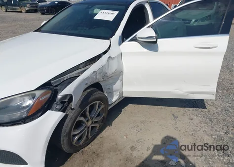 2016 Mercedes-Benz C 300 4Matic z USA, uszkodzony, nr VIN 55SWF4KB7GU174978